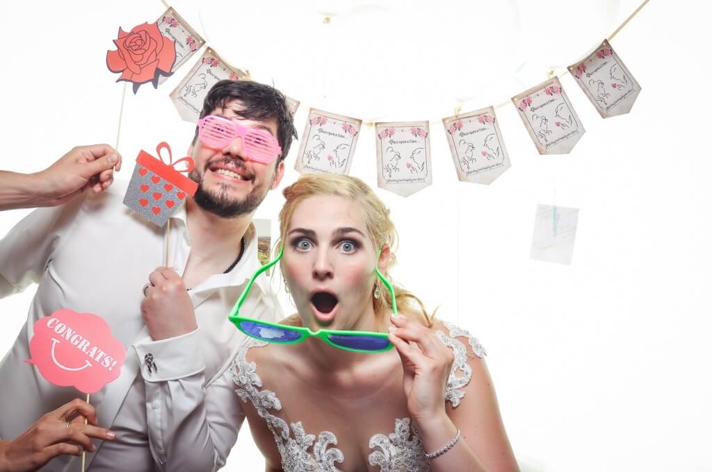 Hochzeit fotobox mieten berlin weißem Hintergrund Props Girlande